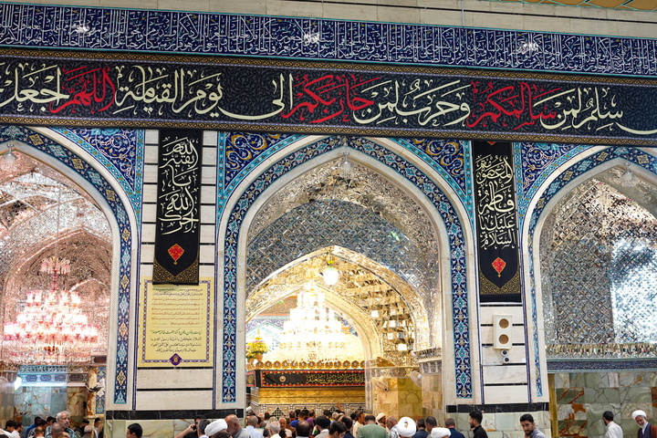 حرم مطهر بانوی کرامت رخت عزای محرم به تن کرد