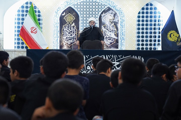 عزاداری نوجوانان اردو زبان در حرم مطهر رضوی