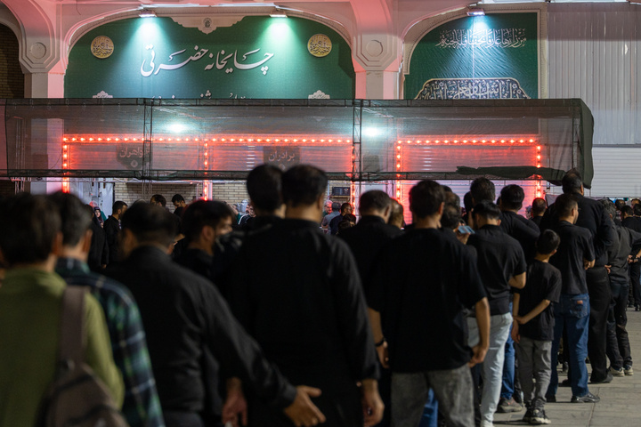 اطعام عزاداران حرم بانوی کرامت در شب تاسوعای حسینی