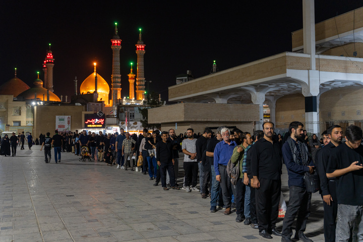 اطعام عزاداران حرم بانوی کرامت در شب تاسوعای حسینی