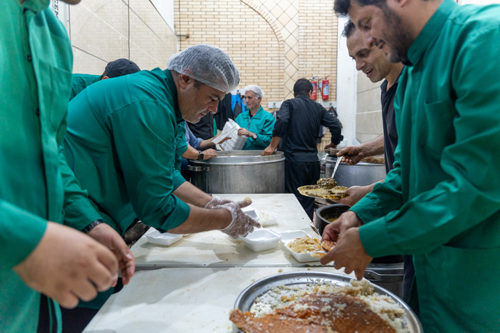 اطعام عزاداران حرم بانوی کرامت در شب تاسوعای حسینی