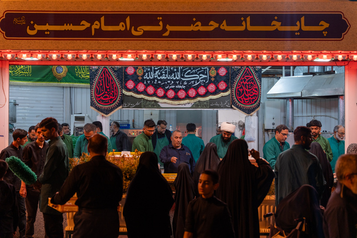 اطعام عزاداران حرم بانوی کرامت در شب تاسوعای حسینی