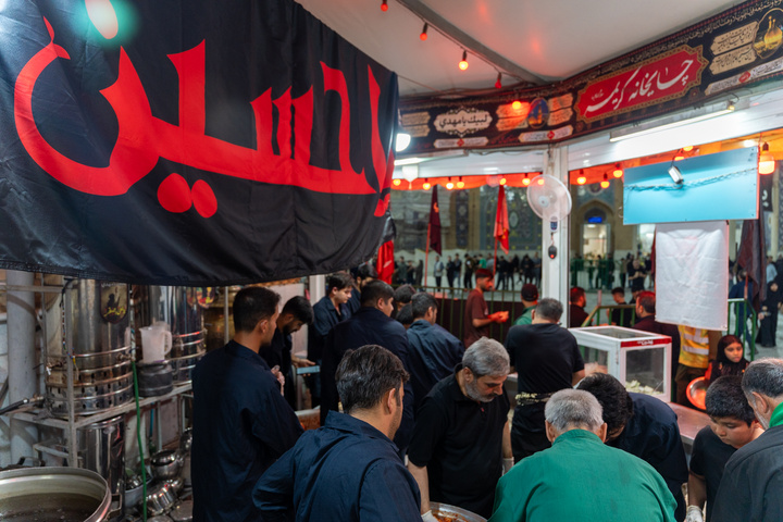 اطعام عزاداران حرم بانوی کرامت در شب تاسوعای حسینی