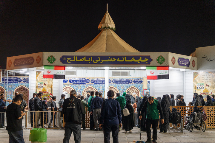 اطعام عزاداران حرم بانوی کرامت در شب تاسوعای حسینی