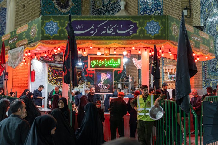 اطعام عزاداران حرم بانوی کرامت در شب تاسوعای حسینی
