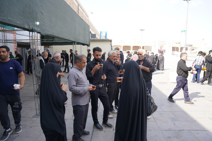 پذیرایی جانبازان از عزاداران تاسوعای حسینی در حرم حضرت معصومه (س)