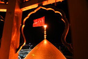 اهتزاز پرچم سرخ «یا حسین(ع)» بر فراز گنبد منور حرم حضرت معصومه(س)