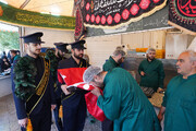 پرچم حرم امام حسین(ع) در روز عاشورا مهمان صحن و سرای حرم بانوی کرامت شد