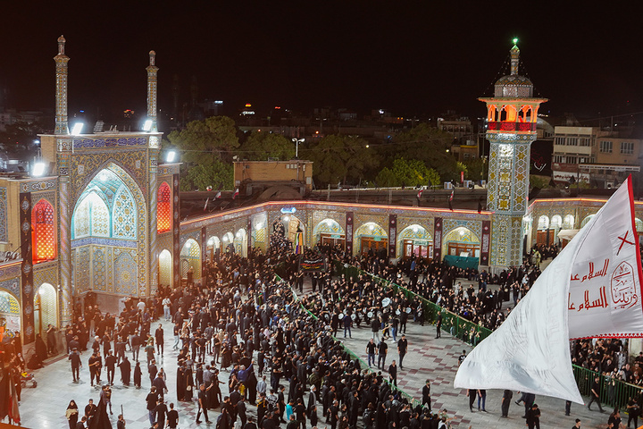 اهتزاز پرچم سرخ «یا حسین(ع)» بر فراز گنبد منور حرم حضرت معصومه(س)