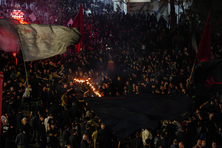 اهتزاز پرچم سرخ «یا حسین(ع)» بر فراز گنبد منور حرم حضرت معصومه(س)