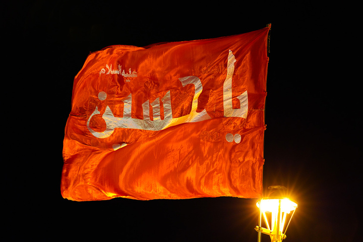 اهتزاز پرچم سرخ «یا حسین(ع)» بر فراز گنبد منور حرم حضرت معصومه(س)