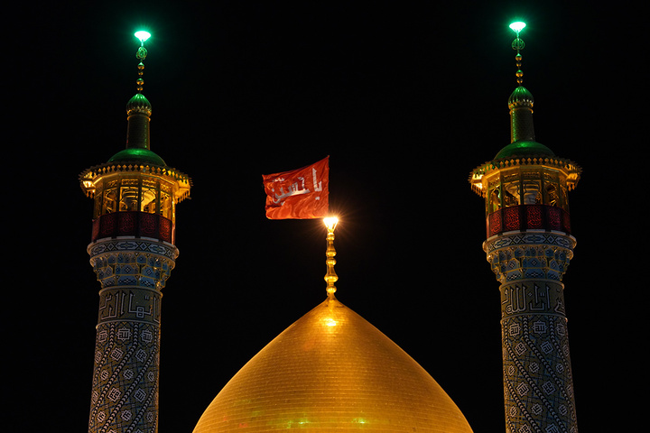 اهتزاز پرچم سرخ «یا حسین(ع)» بر فراز گنبد منور حرم حضرت معصومه(س)