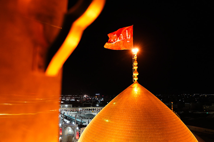 اهتزاز پرچم سرخ «یا حسین(ع)» بر فراز گنبد منور حرم حضرت معصومه(س)