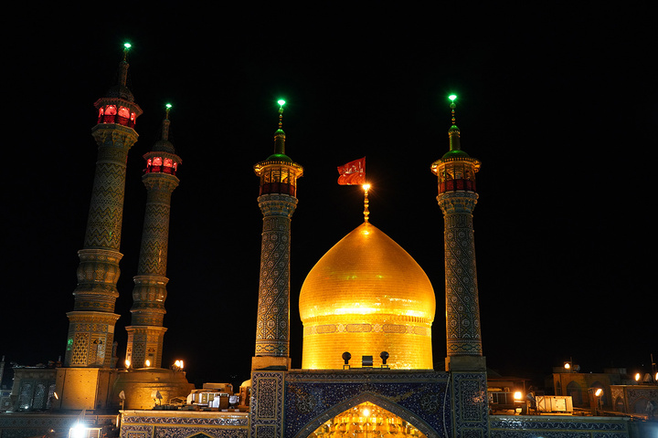 اهتزاز پرچم سرخ «یا حسین(ع)» بر فراز گنبد منور حرم حضرت معصومه(س)