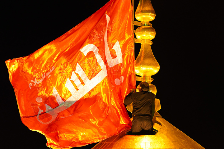 اهتزاز پرچم سرخ «یا حسین(ع)» بر فراز گنبد منور حرم حضرت معصومه(س)