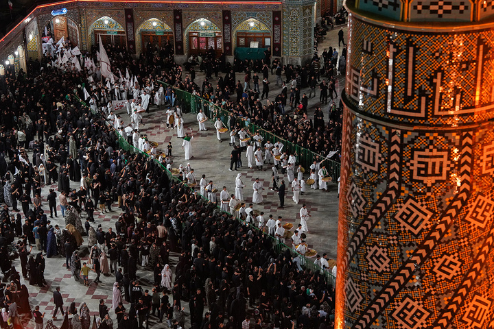اهتزاز پرچم سرخ «یا حسین(ع)» بر فراز گنبد منور حرم حضرت معصومه(س)