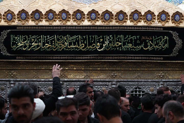 اهتزاز پرچم سرخ «یا حسین(ع)» بر فراز گنبد منور حرم حضرت معصومه(س)
