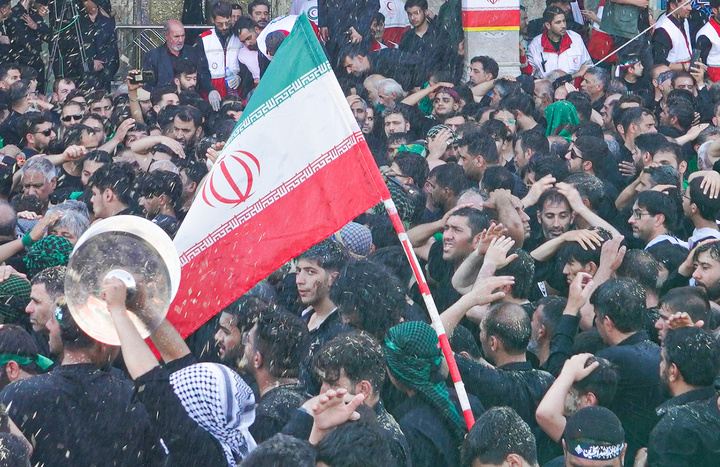 تداعی هروله اسرای کربلا در عصر عاشورا توسط هیئت چهل اختران قم