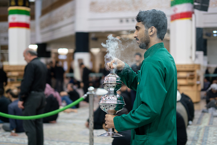 تلاش خادمان حرم حضرت معصومه (س) در میزبانی از عزاداران اباعبدالله(ع)