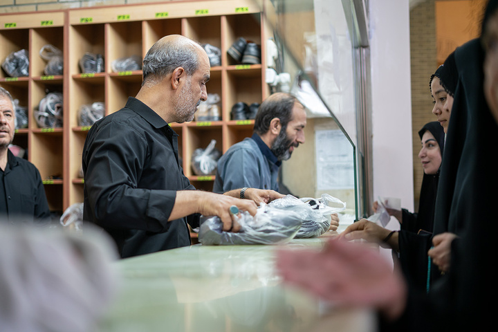 تلاش خادمان حرم حضرت معصومه (س) در میزبانی از عزاداران اباعبدالله(ع)