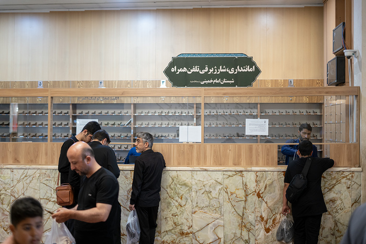 تلاش خادمان حرم حضرت معصومه (س) در میزبانی از عزاداران اباعبدالله(ع)