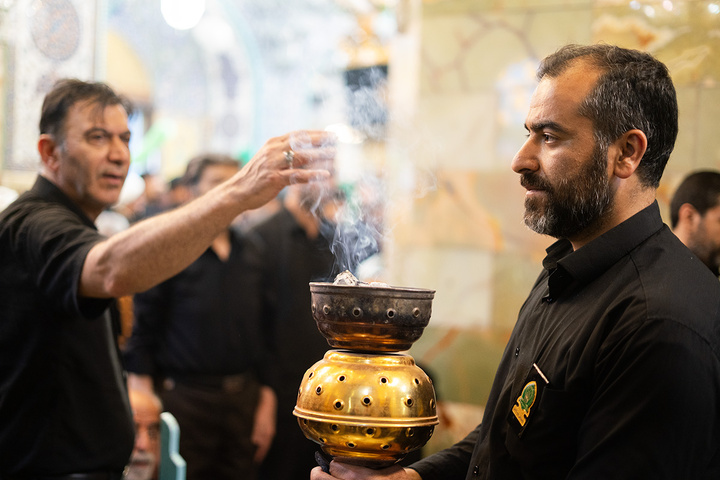 تلاش خادمان حرم حضرت معصومه (س) در میزبانی از عزاداران اباعبدالله(ع)