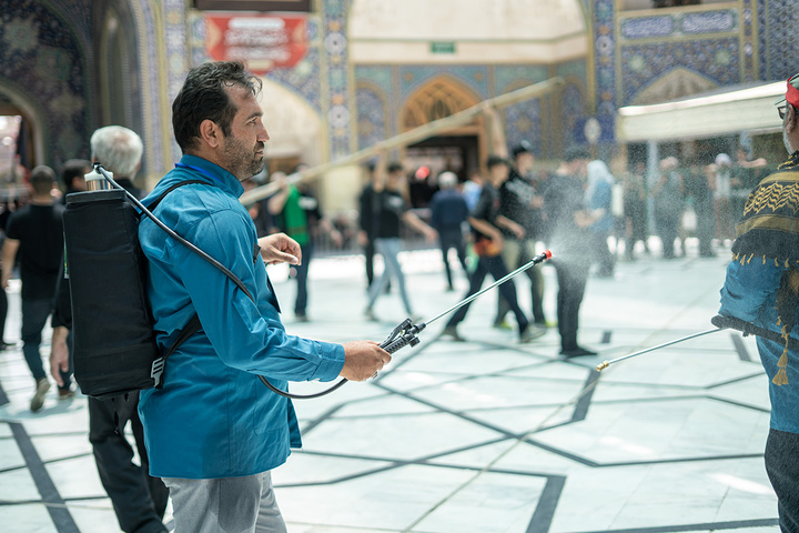 تلاش خادمان حرم حضرت معصومه (س) در میزبانی از عزاداران اباعبدالله(ع)