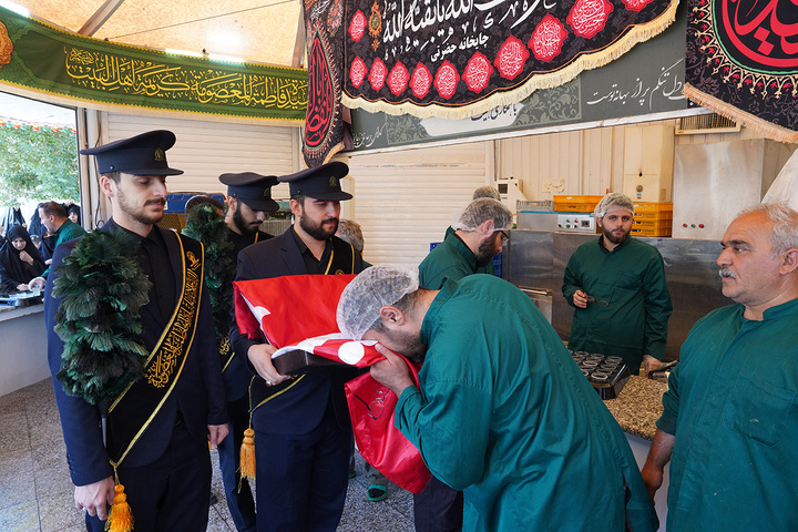 پرچم حرم امام حسین(ع) در روز عاشورا مهمان صحن و سرای حرم بانوی کرامت شد