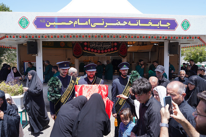 پرچم حرم امام حسین(ع) در روز عاشورا مهمان صحن و سرای حرم بانوی کرامت شد