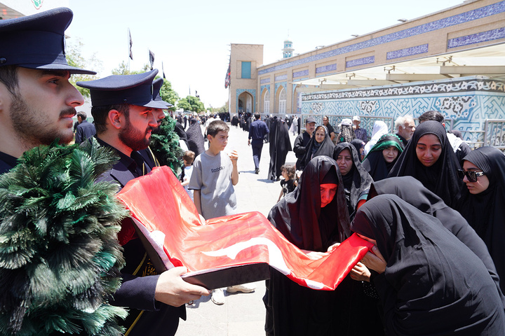 پرچم حرم امام حسین(ع) در روز عاشورا مهمان صحن و سرای حرم بانوی کرامت شد