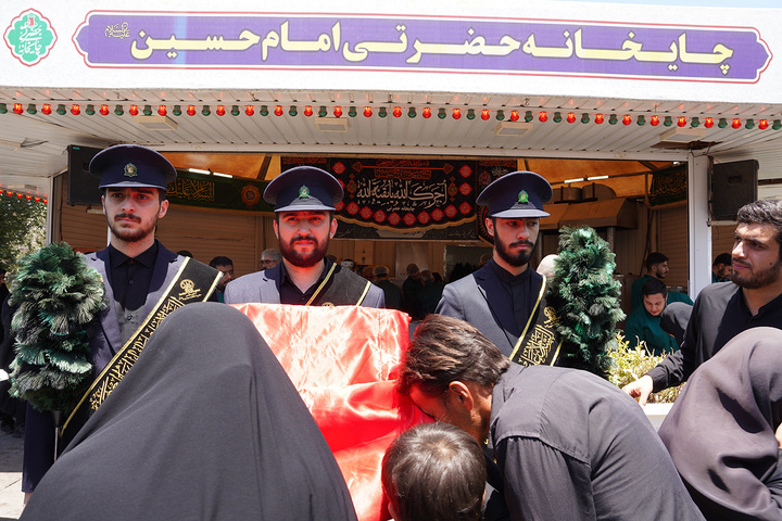 پرچم حرم امام حسین(ع) در روز عاشورا مهمان صحن و سرای حرم بانوی کرامت شد