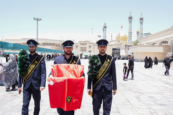 پرچم حرم امام حسین(ع) در روز عاشورا مهمان صحن و سرای حرم بانوی کرامت شد