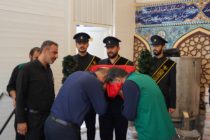 پرچم حرم امام حسین(ع) در روز عاشورا مهمان صحن و سرای حرم بانوی کرامت شد