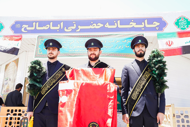 پرچم حرم امام حسین(ع) در روز عاشورا مهمان صحن و سرای حرم بانوی کرامت شد
