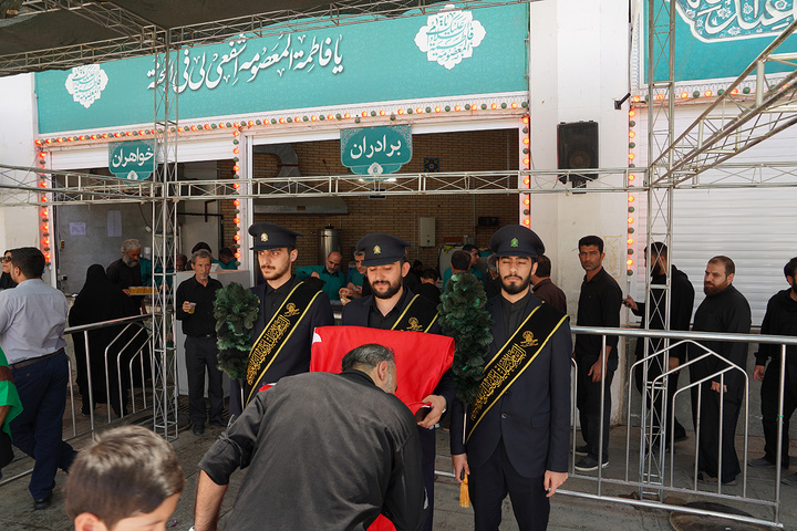 پرچم حرم امام حسین(ع) در روز عاشورا مهمان صحن و سرای حرم بانوی کرامت شد