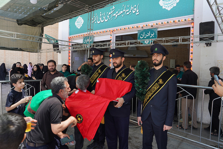 پرچم حرم امام حسین(ع) در روز عاشورا مهمان صحن و سرای حرم بانوی کرامت شد
