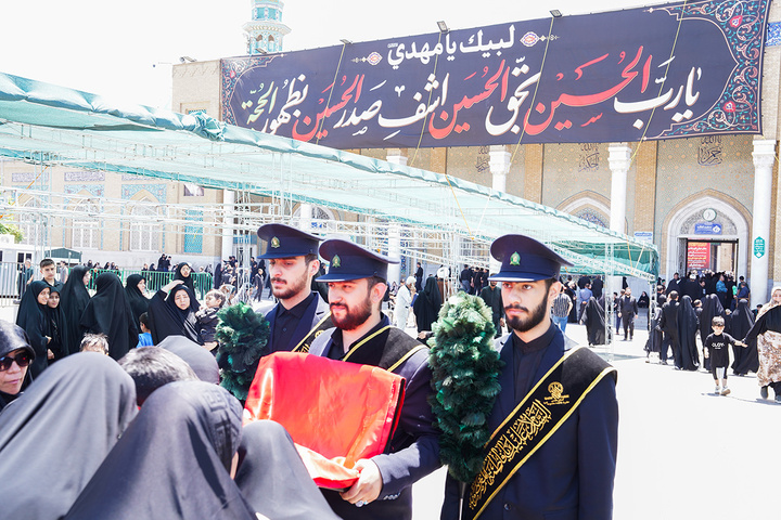پرچم حرم امام حسین(ع) در روز عاشورا مهمان صحن و سرای حرم بانوی کرامت شد