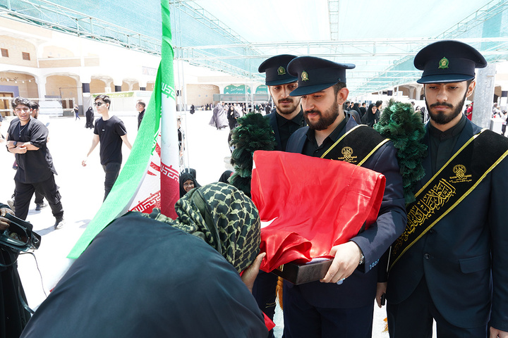 پرچم حرم امام حسین(ع) در روز عاشورا مهمان صحن و سرای حرم بانوی کرامت شد