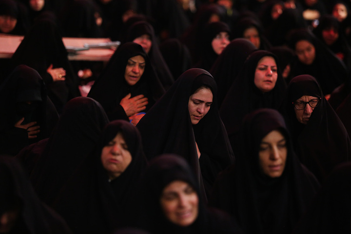 حضور پرشور بانوان عزادار در جوار حرم کریمه اهلبیت (س) همزمان با روز عاشورا