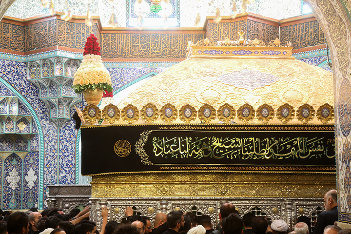 حال و هوای حرم قم در شام غریبان اهل‌بیت امام حسین(ع)