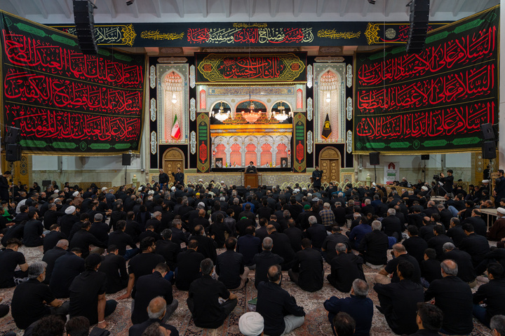 عزاداری زائران حرم حضرت معصومه (س) در شام غریبان امام حسین (ع)