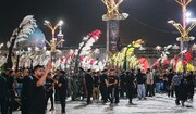 طلوع ۲۵۰ علم عاشورایی در صحن پیامبر(ص)؛ تعظیم پرچم‌داران به آستان خورشید هشتم