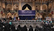 پرچم عزای حسین (ع) بر شانه‌های خادمان حرم رضوی