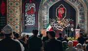 حلقه ماتم زائران عرب زبان در شام غریبان امام حسین (ع)