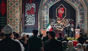 حلقه ماتم زائران عرب زبان در شام غریبان امام حسین (ع)