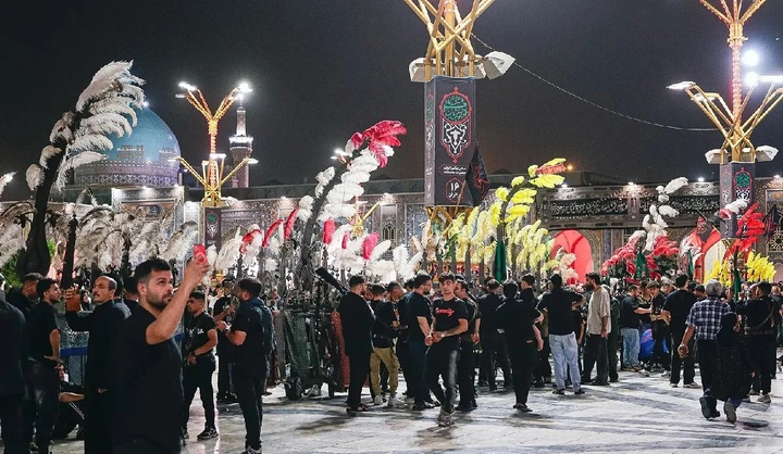 طلوع ۲۵۰ علم عاشورایی در صحن پیامبر(ص)؛ تعظیم پرچم‌داران به آستان خورشید هشتم