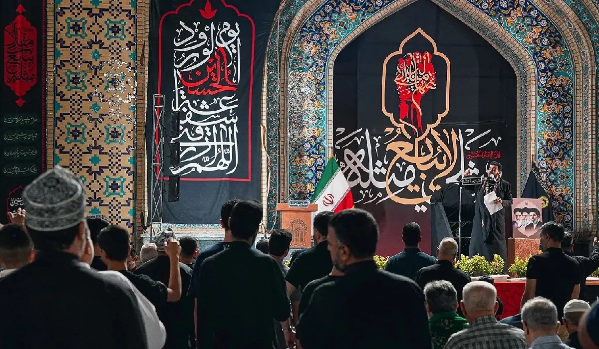 حلقه ماتم زائران عرب زبان در شام غریبان امام حسین (ع)
