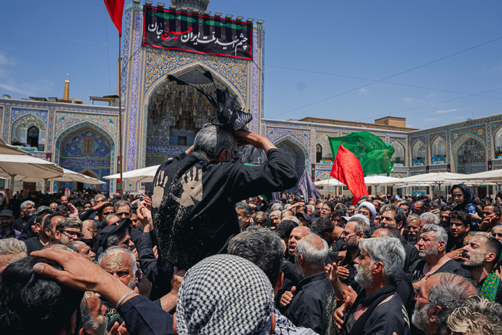 عزاداری روز عاشورای حسینی در حرم مطهر رضوی