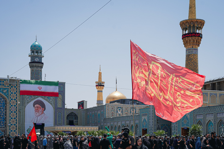 عزاداری روز عاشورای حسینی در حرم مطهر رضوی