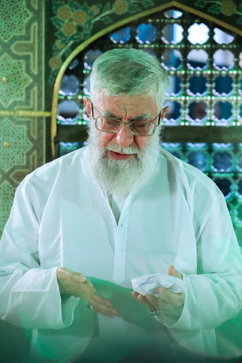 تصاویری از رهبر شهید انقلاب در مراسم غبارروبی حرم مطهر رضوی